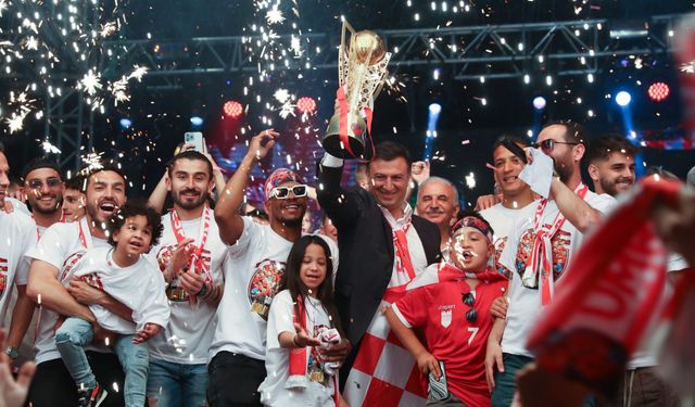 Ümraniyespor şampiyonluk zaferini coşkuyla kutladı