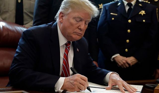Trump, İngilizceyi ülkenin resmi dili yapan kararnameyi imzaladı