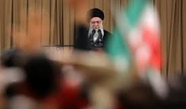 Kutsal Meşruiyetin Tükenişi: İran Rejimi Neyi Kaybetti?