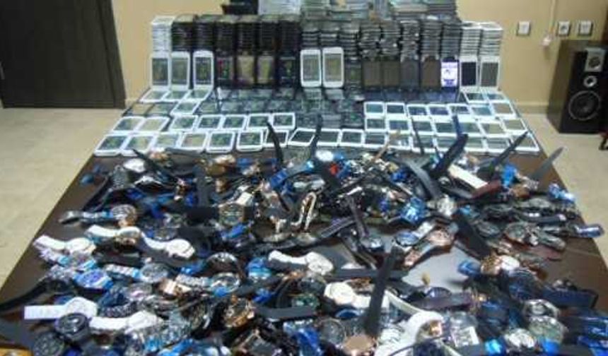 Tarsus'ta yılbaşı gecesi bin 580 adet kaçak cep telefonu ele geçirildi