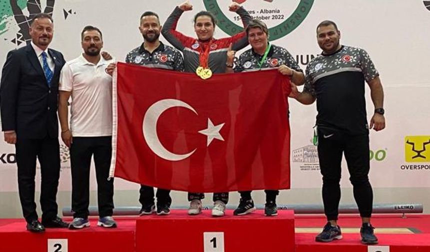 Milli halterci Sara Yenigün'den Avrupa'da 3 altın madalya