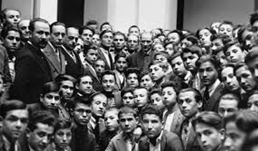 Türk gençliği büyük kurtarıcı Atatürk’ün işaret ettiği yolda yürümeye devam edecektir